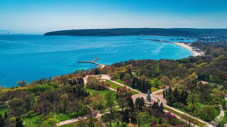 Vista aerea della costa di Varna con mare e verde urbano